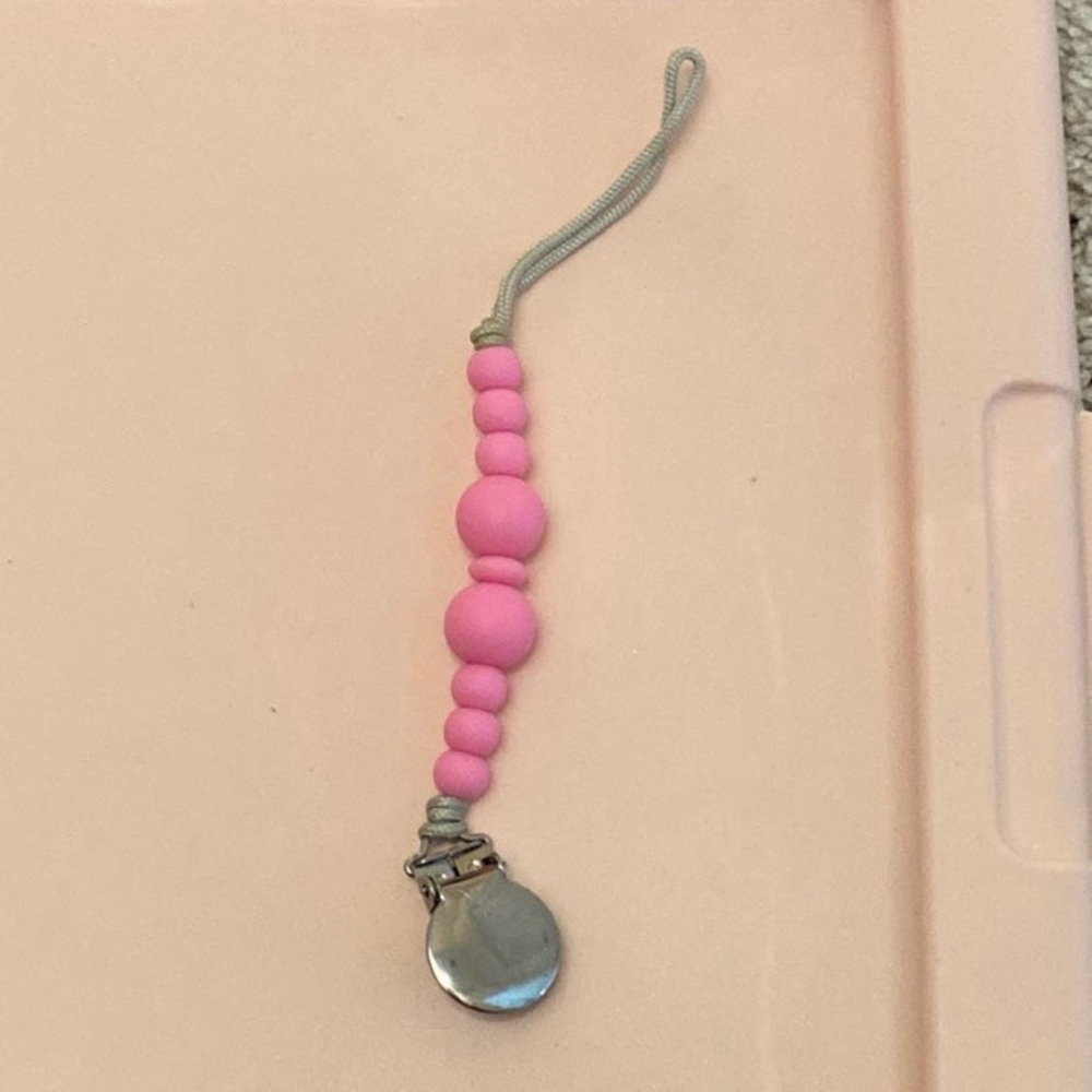 NWOT Ryan & Rose Pacifier Clip